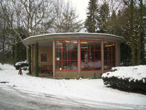 theehuis in de sneeuw
